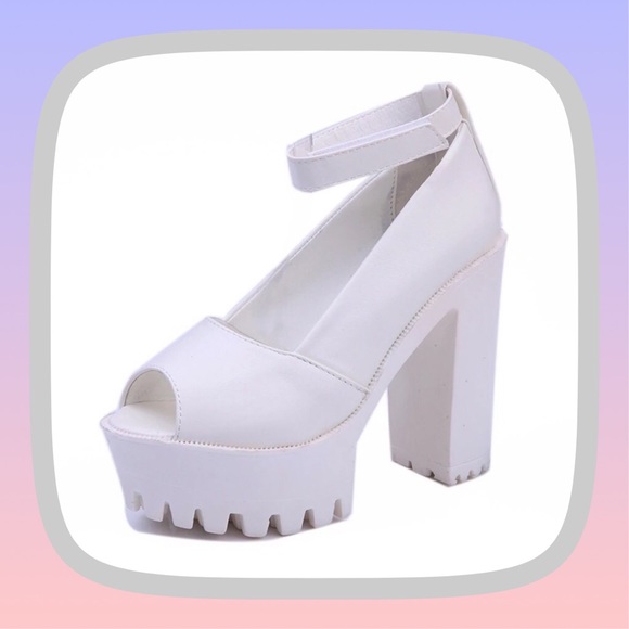 Shoes - ✨HP✨ Purrrfect Platform (White) 😸